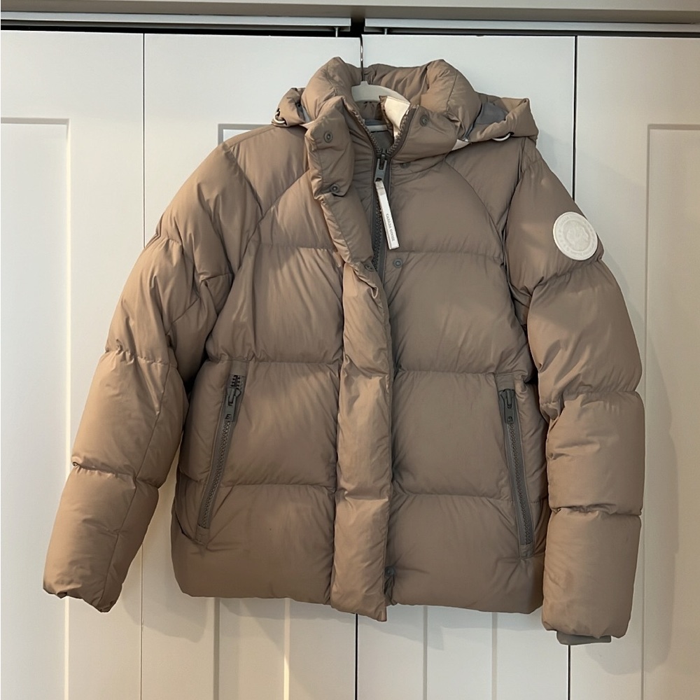 Limestone Canada Goose puffer jacket,GREAT condition and limited edition color!